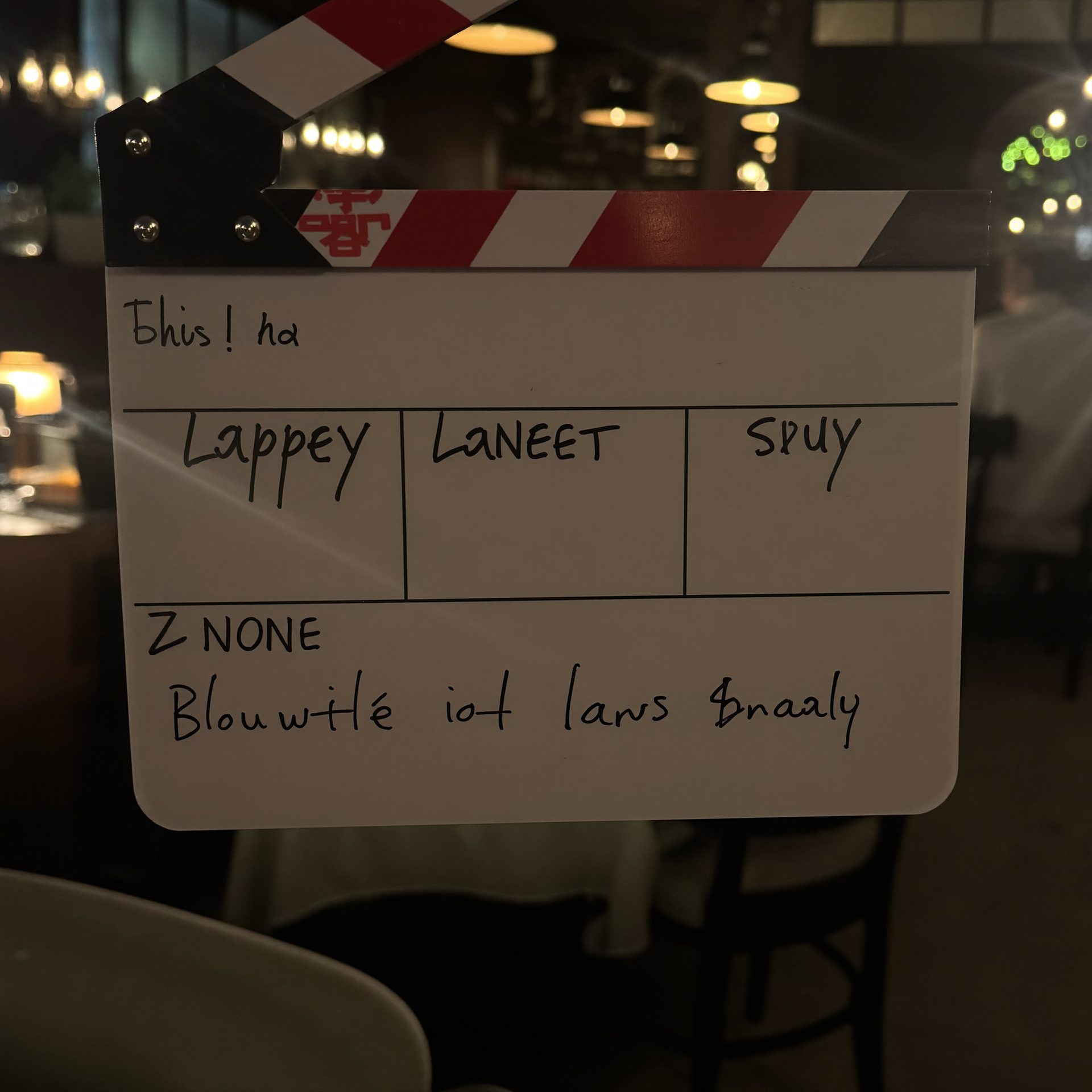 Klappe in einem dunklen Restaurant