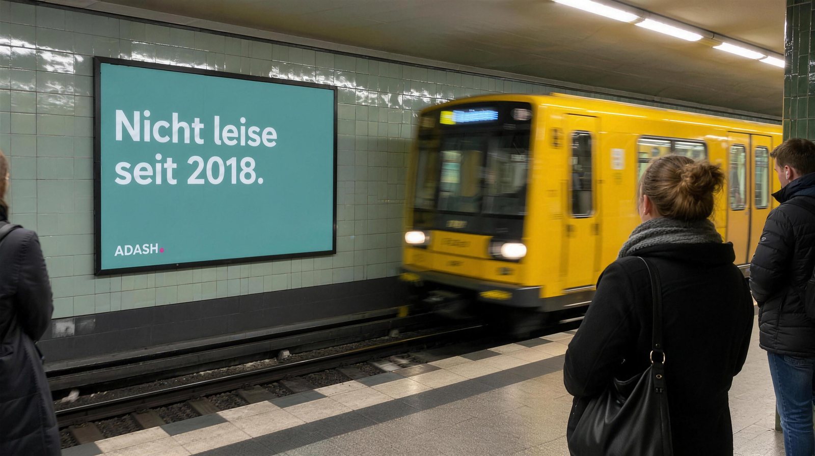 Mockup: Plakat auf der Hintergleisfläche einer Berliner U-Bahn-Station