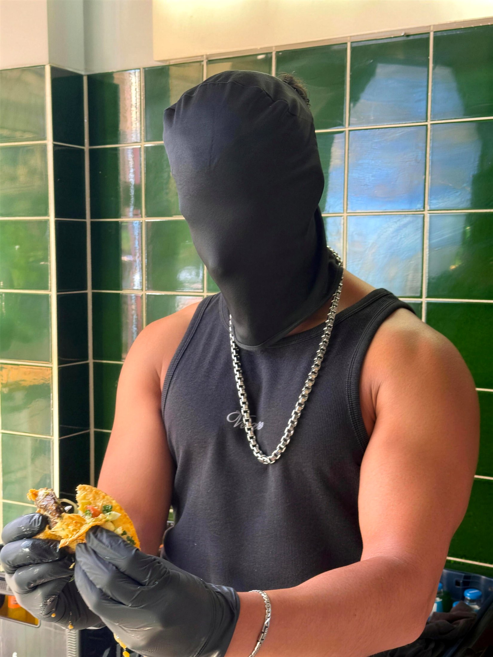 Am Set: Darsteller mit Maske und Taco in einer Restaurantküche
